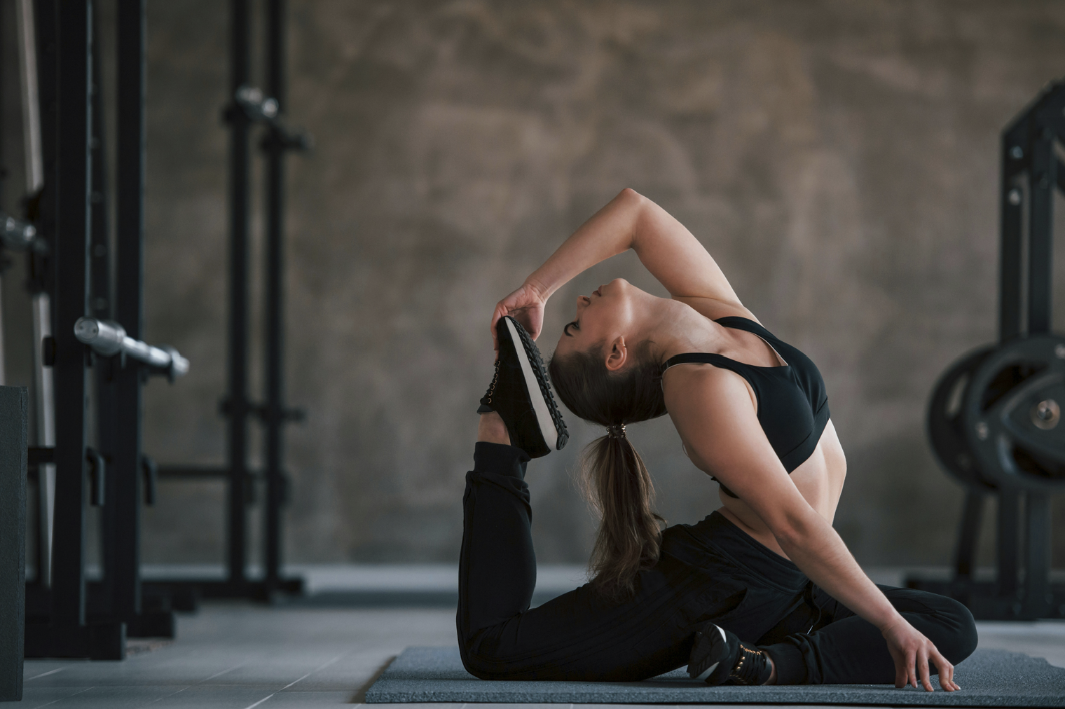 Hi, I’m Anna — your holistic, cycle-aware fitness coach